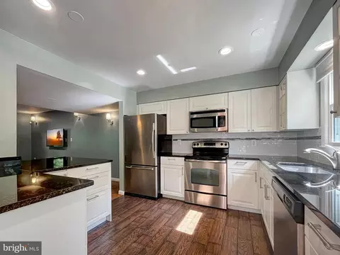 8802 Cameo Sq, Springfield, VA 22152 photo 4