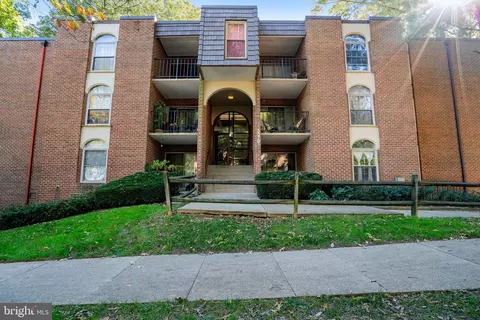3370 Woodburn Rd #32, Annandale, VA 22003