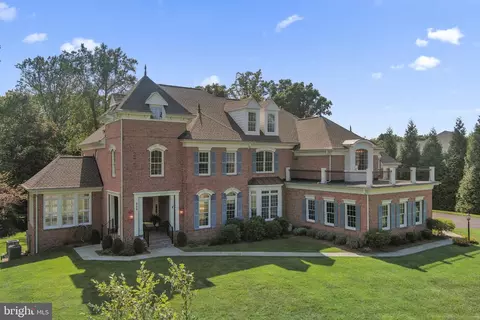 808 Thomas Run Dr, Great Falls, VA 22066