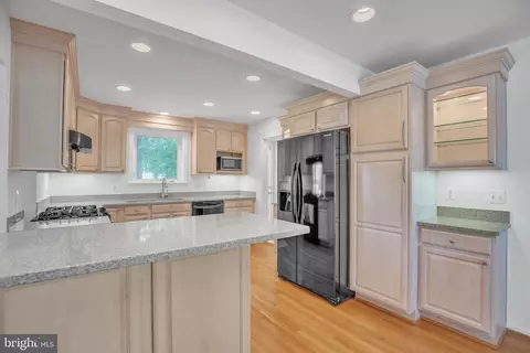 8212 Smithfield Ave, Springfield, VA 22152 photo 4