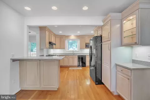8212 Smithfield Ave, Springfield, VA 22152 photo 3