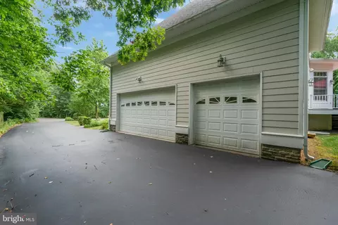 7100 Larrlyn Dr, Springfield, VA 22151 photo 2