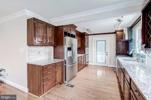 5723 Ash Dr, Springfield, VA 22150 photo 8