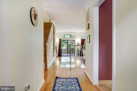 9010 Daum Ct, Springfield, VA 22153 photo 4