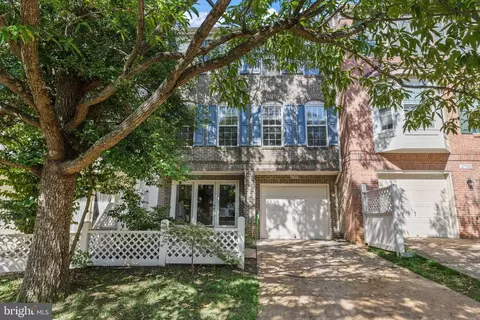 2702 Curzon Ct, Vienna, VA 22181