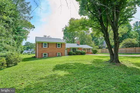 6710 Nicholson Rd, Falls Church, VA 22042