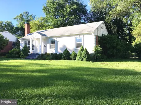 3907 Longstreet Ct, Annandale, VA 22003