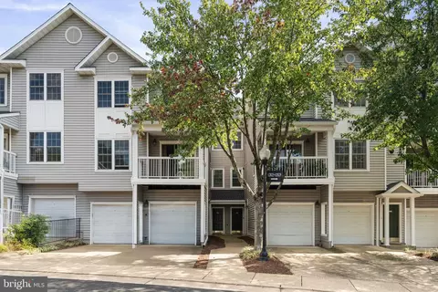 12815 Fair Briar Ln #12815, Fairfax, VA 22033
