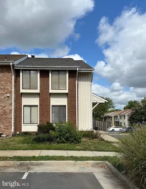 2112 Berger Pl, Herndon, VA 20170