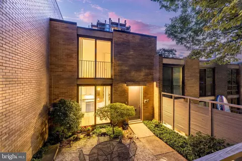 1678 Chimney House Rd, Reston, VA 20190