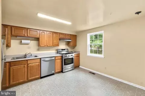 Kitchen - 7022 Braddock Mews Pl, Springfield, VA 22151 photo 2 of 3