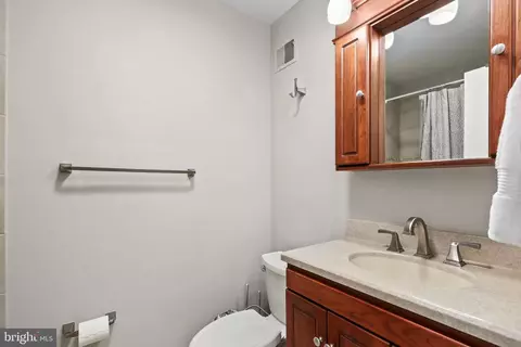 Bath - 2008 Winged Foot Ct, Reston, VA 20191 photo 1 of 2