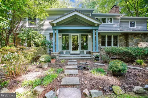 2559 Five Oaks Rd, Vienna, VA 22181