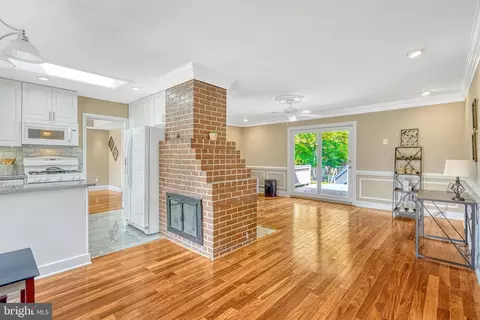 7402 Hallmark Pl, Springfield, VA 22150 photo 4