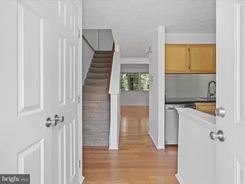 8326 Bark Tree Ct, Springfield, VA 22153 photo 2