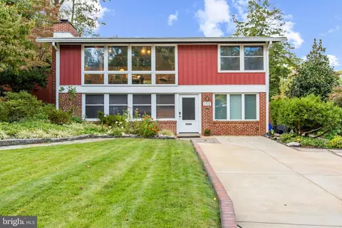7702 Holmes Run Dr, Falls Church, VA 22042