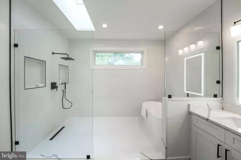 Bath - 8106 Drayton Ln, Springfield, VA 22151 photo 4 of 10