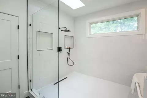 Bath - 8106 Drayton Ln, Springfield, VA 22151 photo 5 of 10