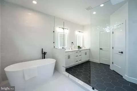 Bath - 8106 Drayton Ln, Springfield, VA 22151 photo 3 of 10