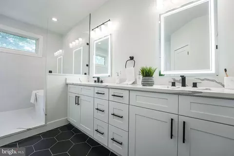Bath - 8106 Drayton Ln, Springfield, VA 22151 photo 6 of 10