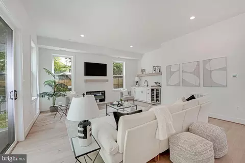 Living - 8106 Drayton Ln, Springfield, VA 22151 photo 2 of 3