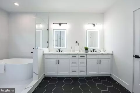 Bath - 8106 Drayton Ln, Springfield, VA 22151 photo 7 of 10