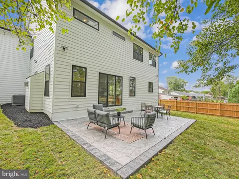 Exterior - 8106 Drayton Ln, Springfield, VA 22151 photo 6 of 10