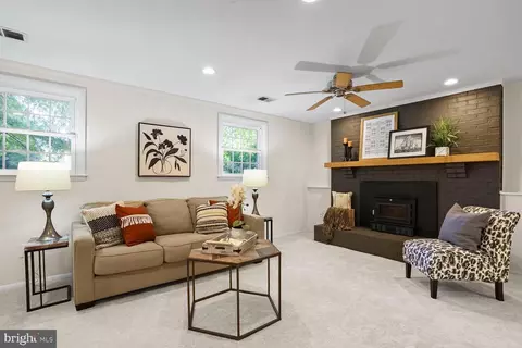 8374 Magic Leaf Rd, Springfield, VA 22153 photo 2