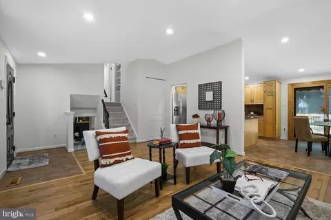 8374 Magic Leaf Rd, Springfield, VA 22153 photo 4
