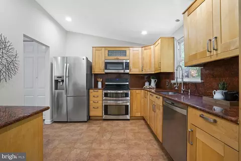 8374 Magic Leaf Rd, Springfield, VA 22153 photo 3