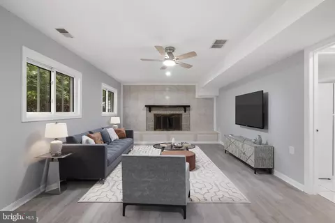Living - 9608 Braddock Rd, Fairfax, VA 22032 photo 7 of 12