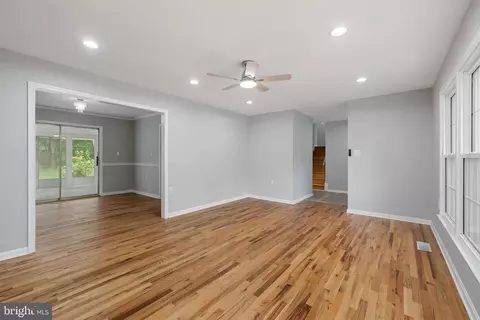 Living - 9608 Braddock Rd, Fairfax, VA 22032 photo 3 of 12