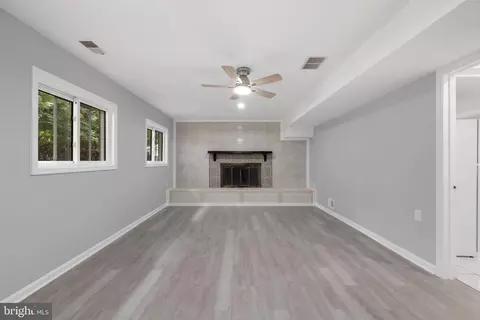 Living - 9608 Braddock Rd, Fairfax, VA 22032 photo 6 of 12