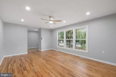 Living - 9608 Braddock Rd, Fairfax, VA 22032 photo 2 of 12