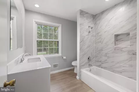 Entry Way - 9608 Braddock Rd, Fairfax, VA 22032 photo 7 of 8