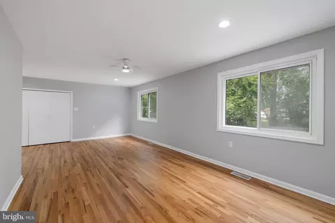 Living - 9608 Braddock Rd, Fairfax, VA 22032 photo 11 of 12