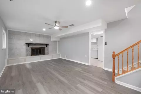 Living - 9608 Braddock Rd, Fairfax, VA 22032 photo 8 of 12