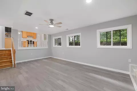 Living - 9608 Braddock Rd, Fairfax, VA 22032 photo 9 of 12