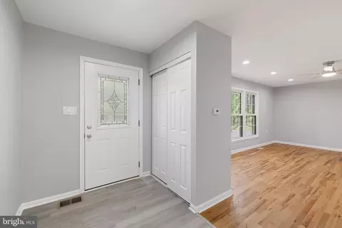 Entry Way - 9608 Braddock Rd, Fairfax, VA 22032 photo 1 of 8