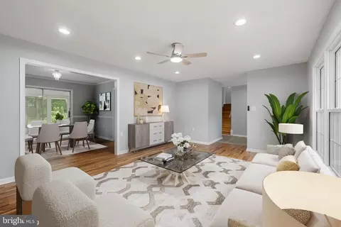 Living - 9608 Braddock Rd, Fairfax, VA 22032 photo 4 of 12