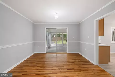 Living - 9608 Braddock Rd, Fairfax, VA 22032 photo 5 of 12