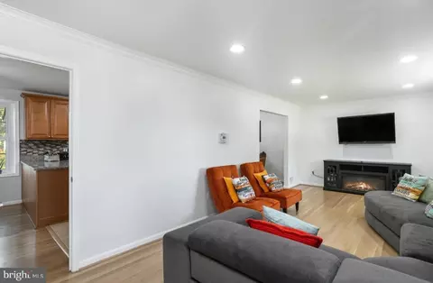 6919 Rolling Rd, Springfield, VA 22152 photo 4