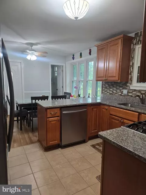 6919 Rolling Rd, Springfield, VA 22152 photo 13