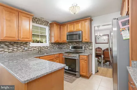 6919 Rolling Rd, Springfield, VA 22152 photo 11