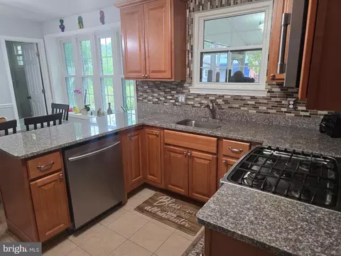 6919 Rolling Rd, Springfield, VA 22152 photo 12