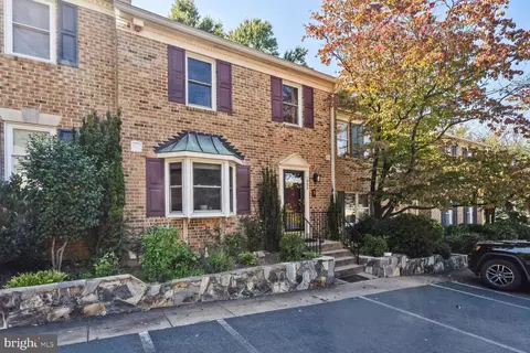 1904 Autumn Chase Ct, Falls Church, VA 22043