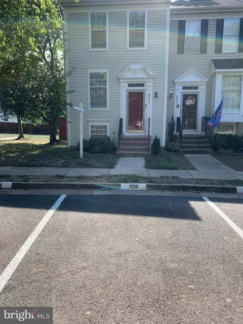 6621 Skylemar Trl, Centreville, VA 20121