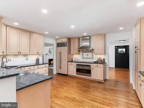 Kitchen - 933 Ridge Dr, Mclean, VA 22101 photo 5 of 6