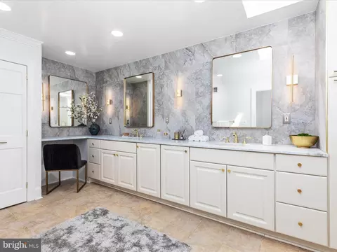 Bath - 933 Ridge Dr, Mclean, VA 22101 photo 2 of 9