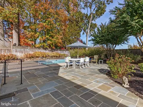 933 Ridge Dr, Mclean, VA 22101